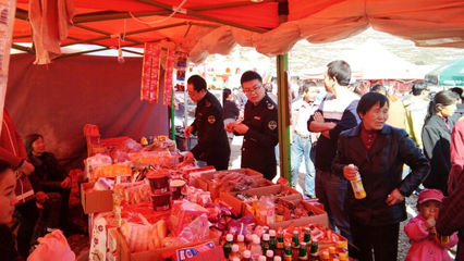 縣食藥監(jiān)局灘歌鎮(zhèn)監(jiān)管所開展白馬溝廟會食品安全專項(xiàng)檢查工作